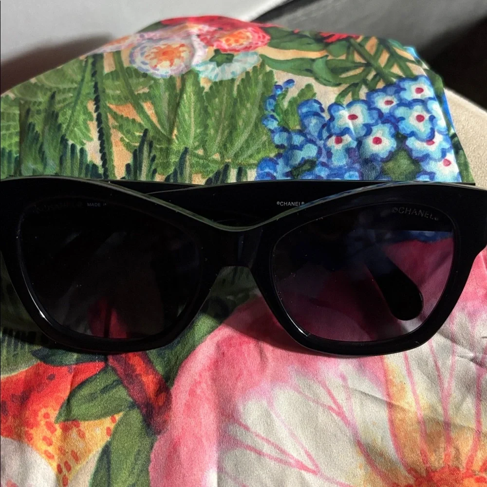 Black and Gold Sunglasses Cc - Picture 2 of 6